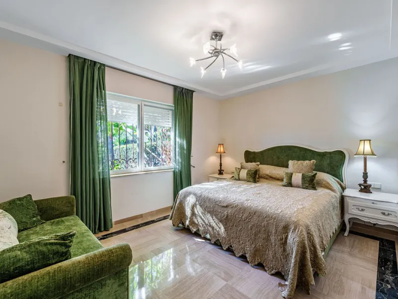 Spacious, flat plot with direct access to the sea (private gate), quiet, green area. On a plot of 2 residential 2-storey houses (the main house is 6 bedrooms, a large apartment for the servants, a garage for 2 cars, a kitchen, a dining room, a hall, 2 ter