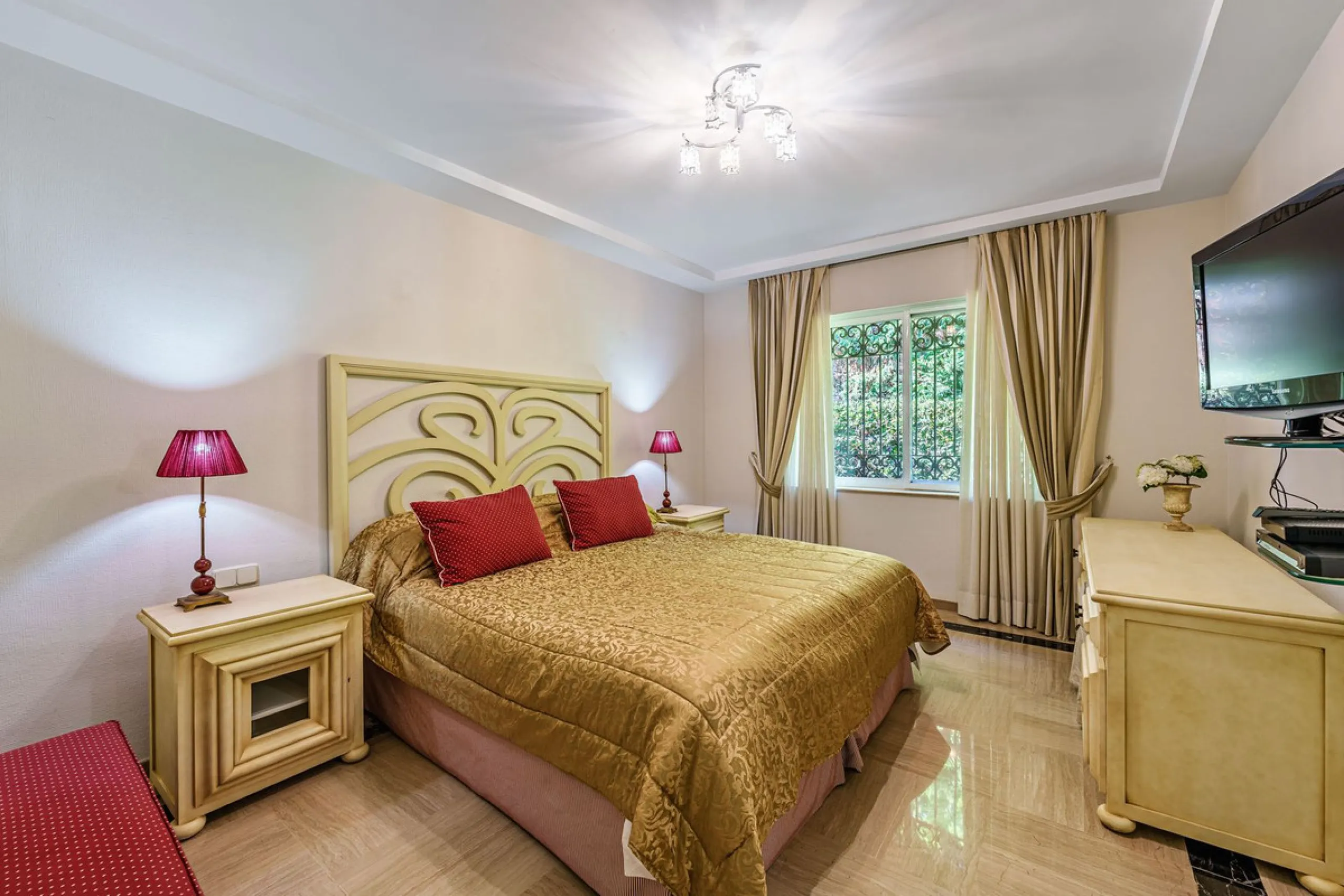 Spacious, flat plot with direct access to the sea (private gate), quiet, green area. On a plot of 2 residential 2-storey houses (the main house is 6 bedrooms, a large apartment for the servants, a garage for 2 cars, a kitchen, a dining room, a hall, 2 ter