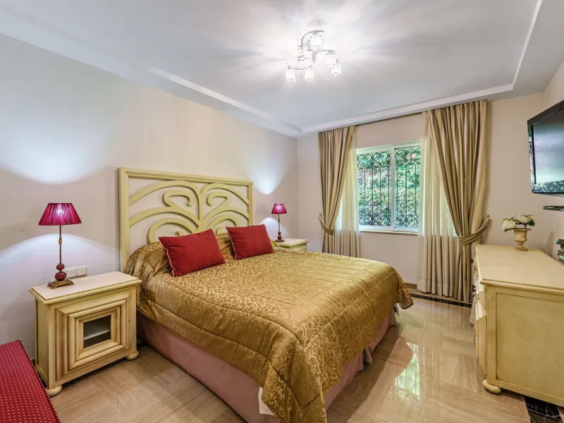 Spacious, flat plot with direct access to the sea (private gate), quiet, green area. On a plot of 2 residential 2-storey houses (the main house is 6 bedrooms, a large apartment for the servants, a garage for 2 cars, a kitchen, a dining room, a hall, 2 ter