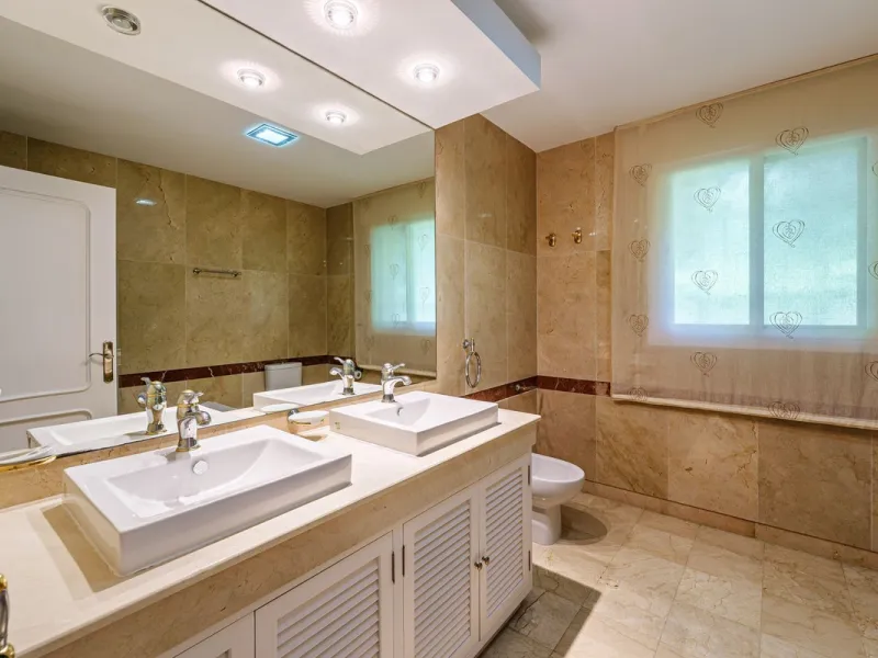 Spacious, flat plot with direct access to the sea (private gate), quiet, green area. On a plot of 2 residential 2-storey houses (the main house is 6 bedrooms, a large apartment for the servants, a garage for 2 cars, a kitchen, a dining room, a hall, 2 ter