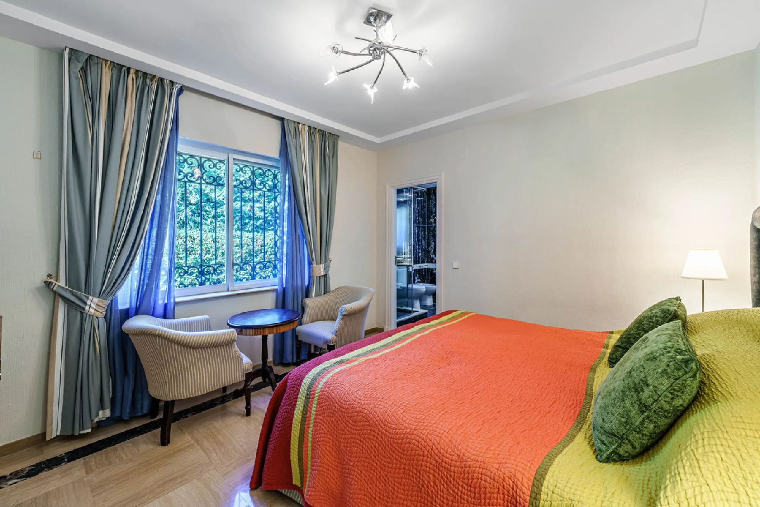Spacious, flat plot with direct access to the sea (private gate), quiet, green area. On a plot of 2 residential 2-storey houses (the main house is 6 bedrooms, a large apartment for the servants, a garage for 2 cars, a kitchen, a dining room, a hall, 2 ter