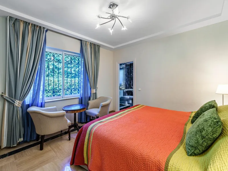 Spacious, flat plot with direct access to the sea (private gate), quiet, green area. On a plot of 2 residential 2-storey houses (the main house is 6 bedrooms, a large apartment for the servants, a garage for 2 cars, a kitchen, a dining room, a hall, 2 ter