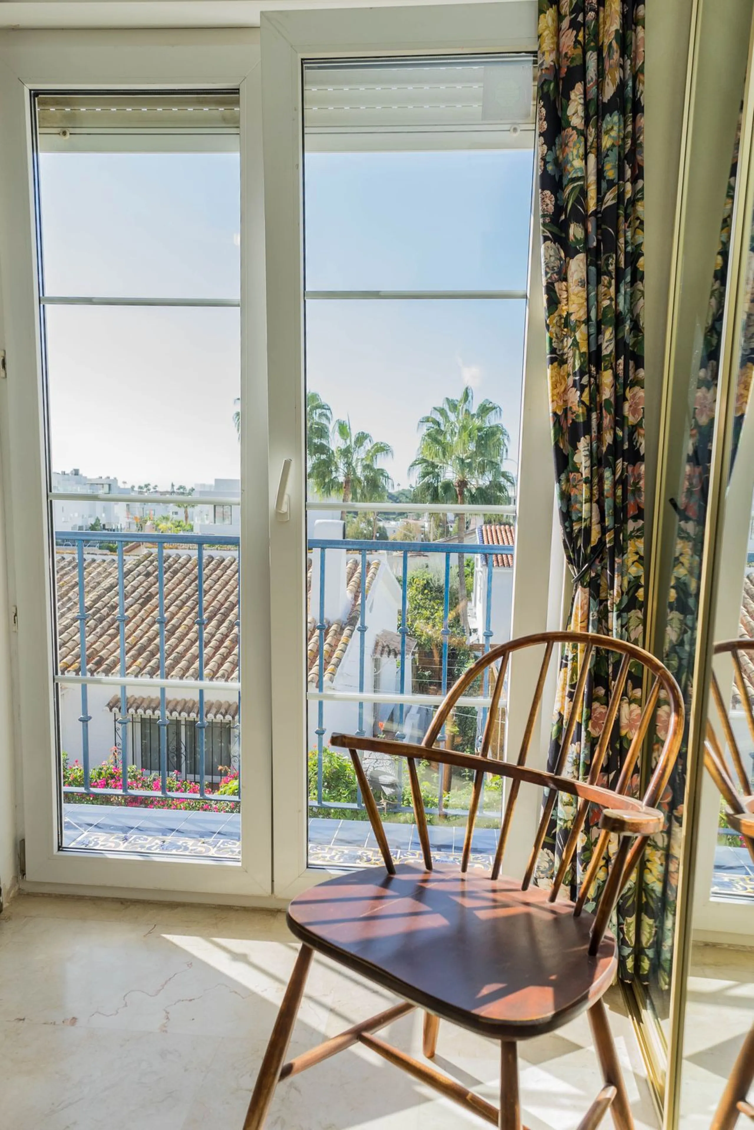 This villa is located in an elevated and quiet residential area of Fuengirola, offering completely open views towards Sohail Castle, the sea and the surrounding mountains. The position and orientation of the property provide excellent natural light and a 