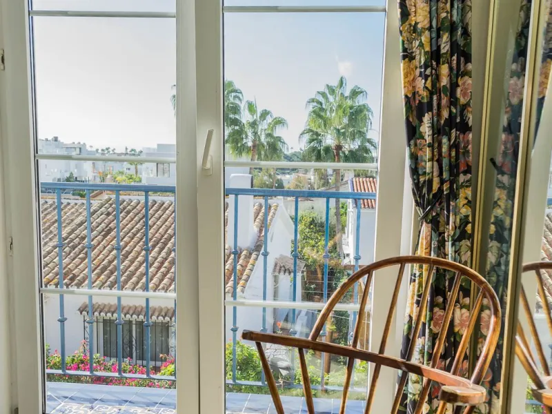 This villa is located in an elevated and quiet residential area of Fuengirola, offering completely open views towards Sohail Castle, the sea and the surrounding mountains. The position and orientation of the property provide excellent natural light and a 