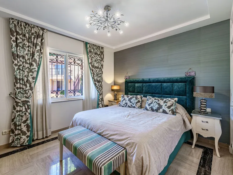 Spacious, flat plot with direct access to the sea (private gate), quiet, green area. On a plot of 2 residential 2-storey houses (the main house is 6 bedrooms, a large apartment for the servants, a garage for 2 cars, a kitchen, a dining room, a hall, 2 ter