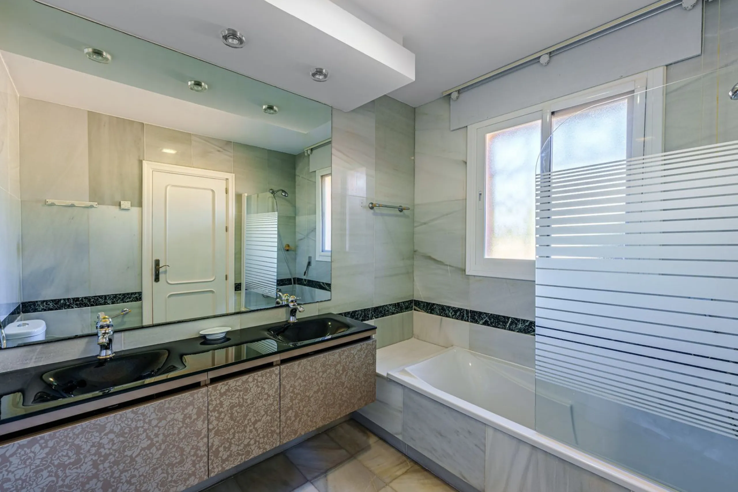 Spacious, flat plot with direct access to the sea (private gate), quiet, green area. On a plot of 2 residential 2-storey houses (the main house is 6 bedrooms, a large apartment for the servants, a garage for 2 cars, a kitchen, a dining room, a hall, 2 ter