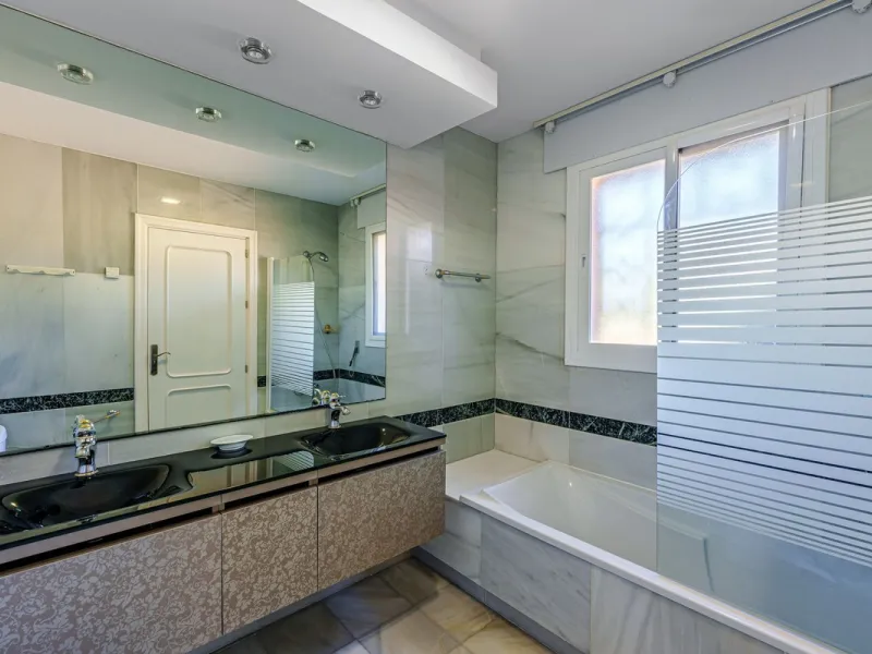 Spacious, flat plot with direct access to the sea (private gate), quiet, green area. On a plot of 2 residential 2-storey houses (the main house is 6 bedrooms, a large apartment for the servants, a garage for 2 cars, a kitchen, a dining room, a hall, 2 ter