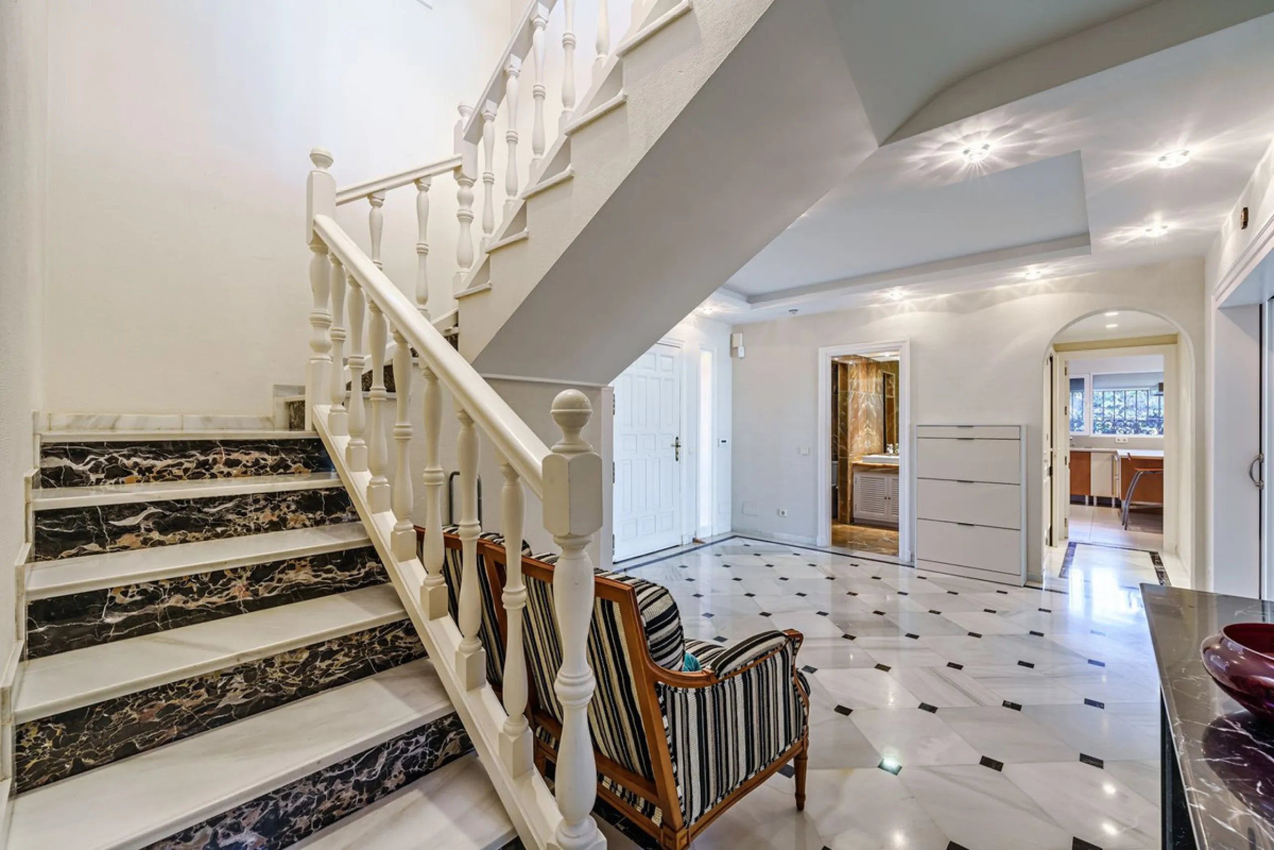 Spacious, flat plot with direct access to the sea (private gate), quiet, green area. On a plot of 2 residential 2-storey houses (the main house is 6 bedrooms, a large apartment for the servants, a garage for 2 cars, a kitchen, a dining room, a hall, 2 ter