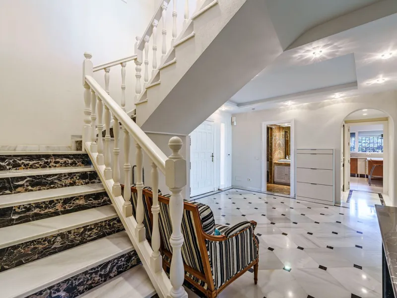 Spacious, flat plot with direct access to the sea (private gate), quiet, green area. On a plot of 2 residential 2-storey houses (the main house is 6 bedrooms, a large apartment for the servants, a garage for 2 cars, a kitchen, a dining room, a hall, 2 ter