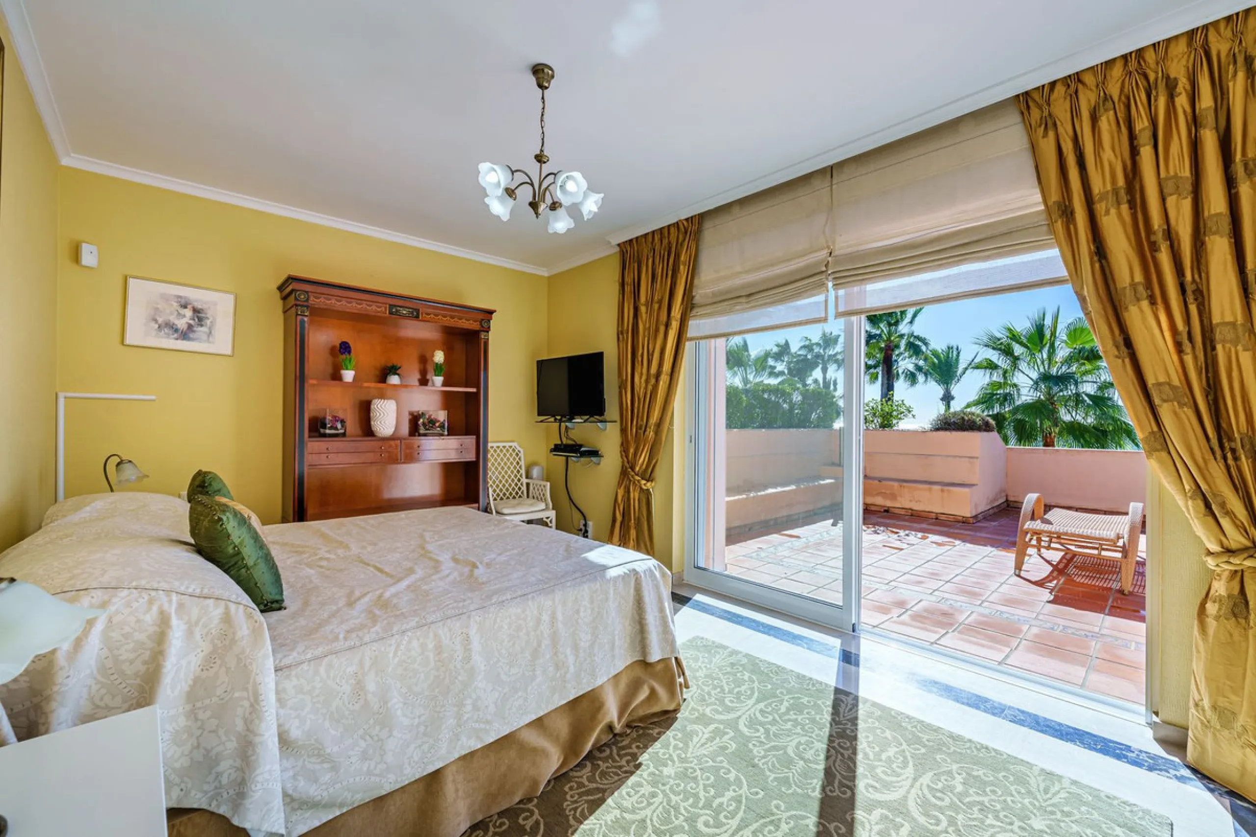Spacious, flat plot with direct access to the sea (private gate), quiet, green area. On a plot of 2 residential 2-storey houses (the main house is 6 bedrooms, a large apartment for the servants, a garage for 2 cars, a kitchen, a dining room, a hall, 2 ter