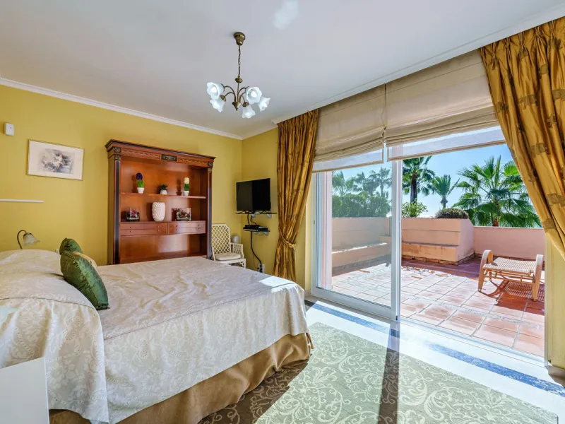Spacious, flat plot with direct access to the sea (private gate), quiet, green area. On a plot of 2 residential 2-storey houses (the main house is 6 bedrooms, a large apartment for the servants, a garage for 2 cars, a kitchen, a dining room, a hall, 2 ter