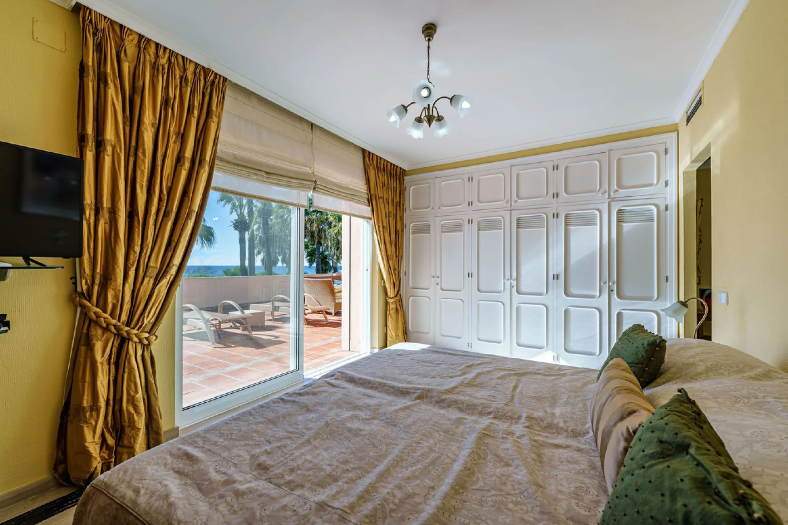 Spacious, flat plot with direct access to the sea (private gate), quiet, green area. On a plot of 2 residential 2-storey houses (the main house is 6 bedrooms, a large apartment for the servants, a garage for 2 cars, a kitchen, a dining room, a hall, 2 ter