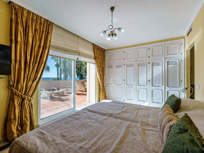 Spacious, flat plot with direct access to the sea (private gate), quiet, green area. On a plot of 2 residential 2-storey houses (the main house is 6 bedrooms, a large apartment for the servants, a garage for 2 cars, a kitchen, a dining room, a hall, 2 ter