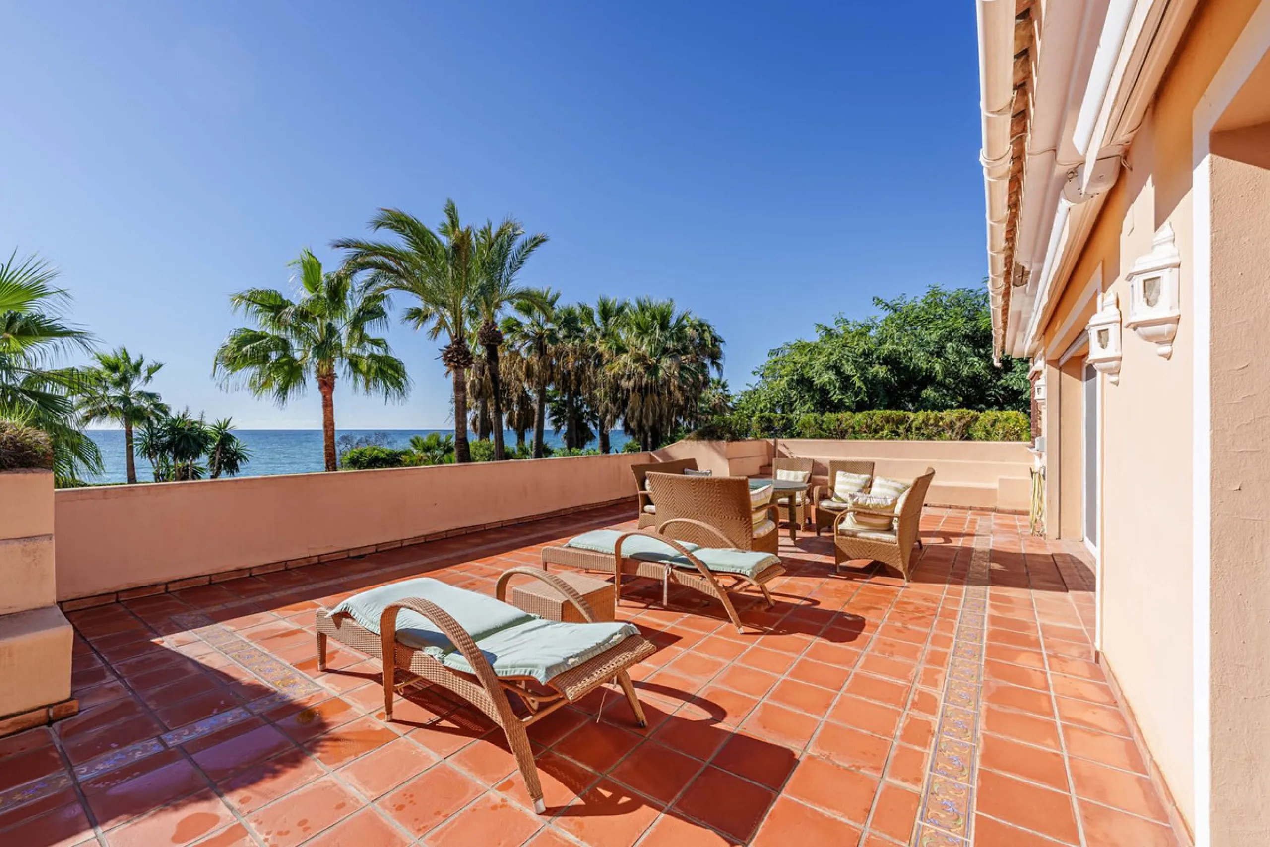 Spacious, flat plot with direct access to the sea (private gate), quiet, green area. On a plot of 2 residential 2-storey houses (the main house is 6 bedrooms, a large apartment for the servants, a garage for 2 cars, a kitchen, a dining room, a hall, 2 ter