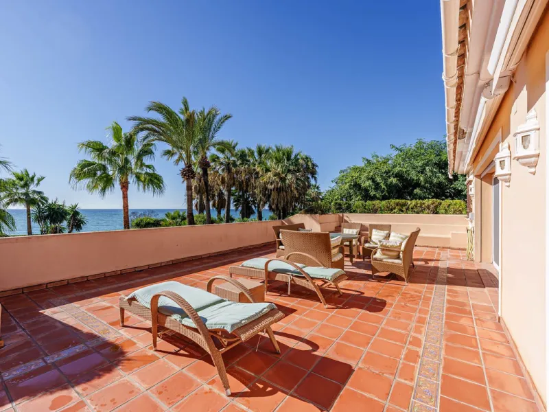 Spacious, flat plot with direct access to the sea (private gate), quiet, green area. On a plot of 2 residential 2-storey houses (the main house is 6 bedrooms, a large apartment for the servants, a garage for 2 cars, a kitchen, a dining room, a hall, 2 ter