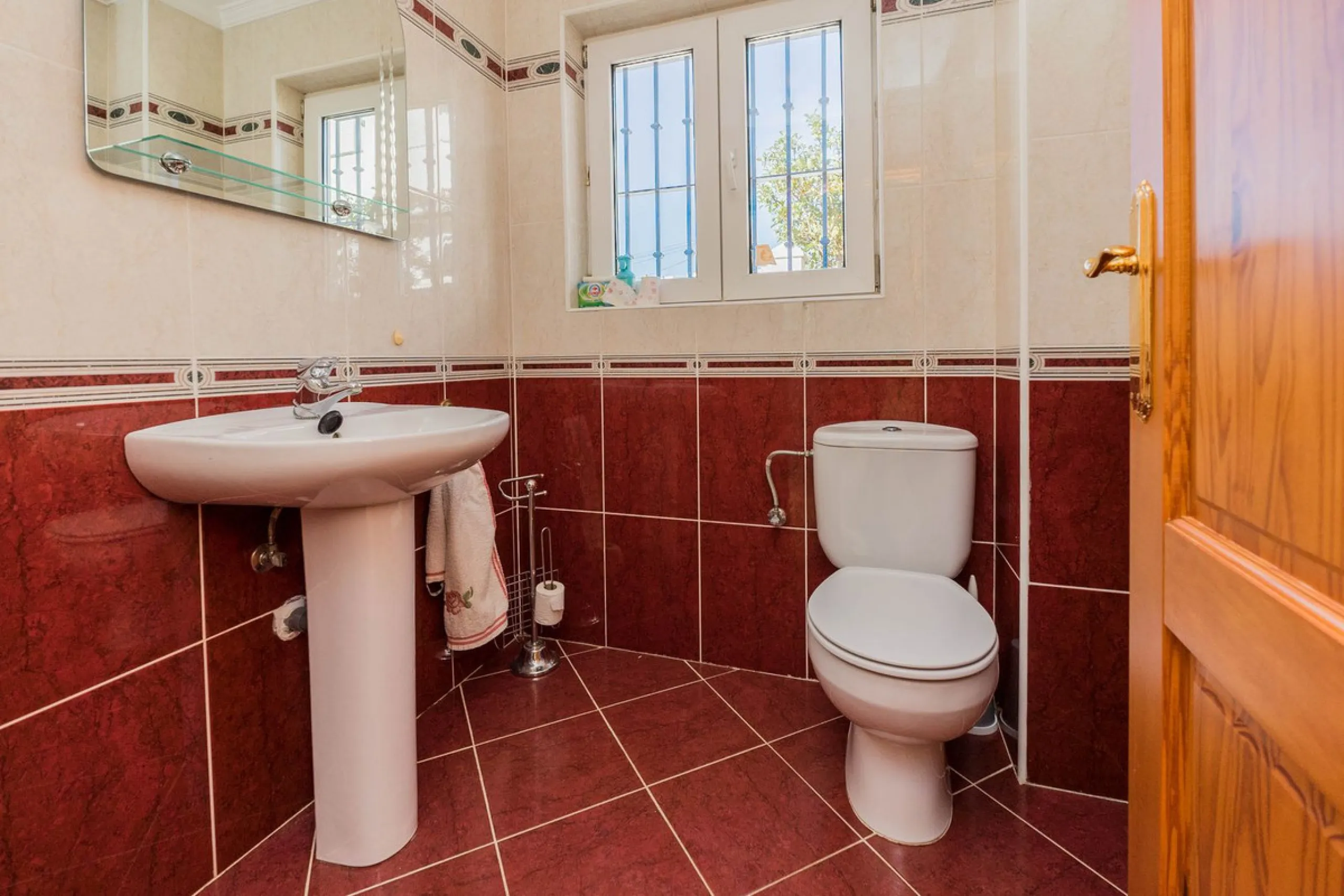 This villa is located in an elevated and quiet residential area of Fuengirola, offering completely open views towards Sohail Castle, the sea and the surrounding mountains. The position and orientation of the property provide excellent natural light and a 