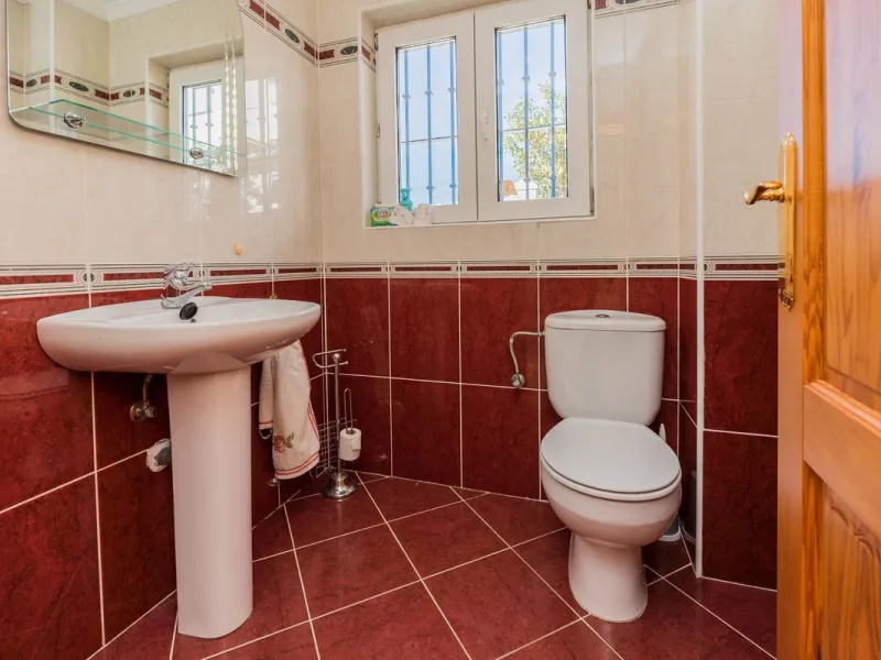 This villa is located in an elevated and quiet residential area of Fuengirola, offering completely open views towards Sohail Castle, the sea and the surrounding mountains. The position and orientation of the property provide excellent natural light and a 