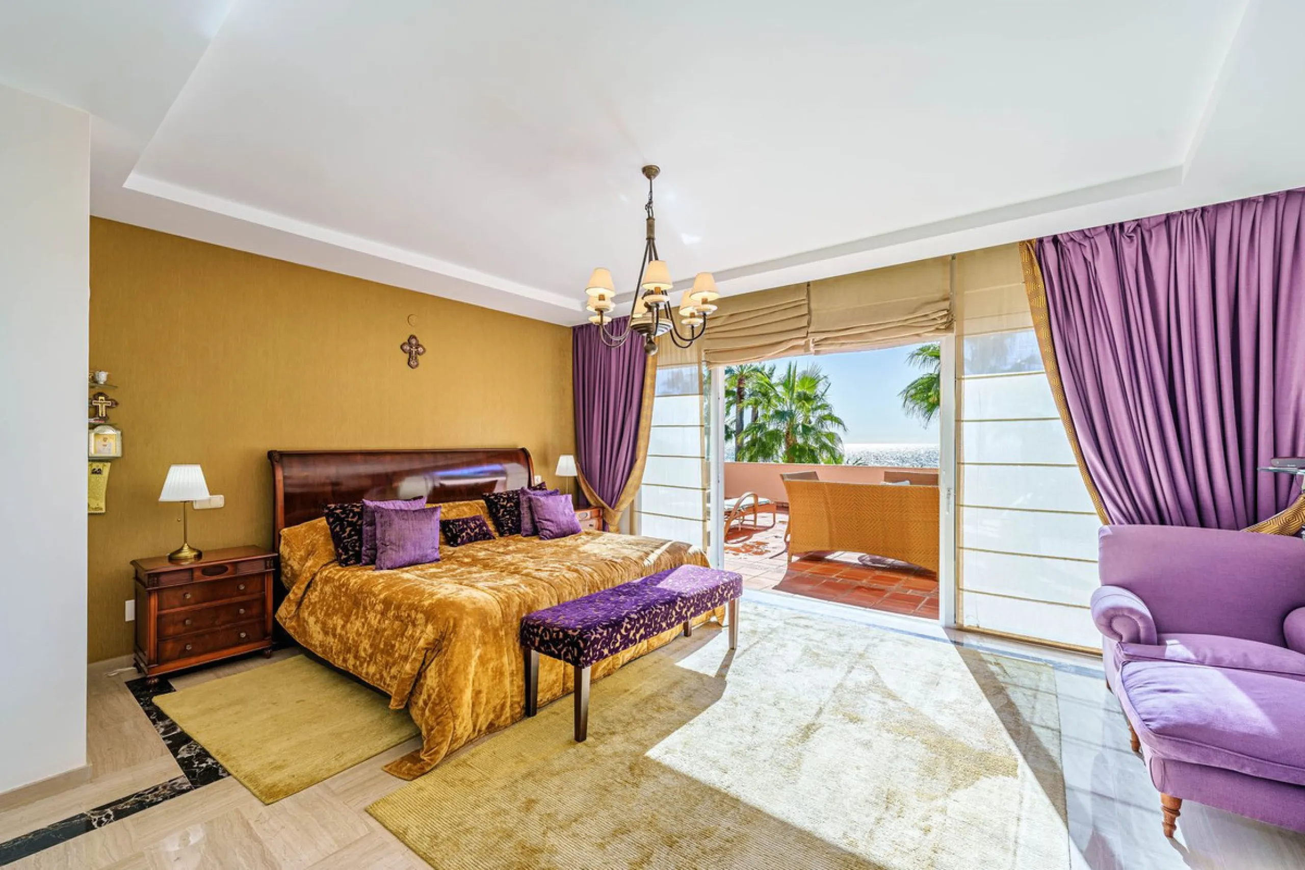 Spacious, flat plot with direct access to the sea (private gate), quiet, green area. On a plot of 2 residential 2-storey houses (the main house is 6 bedrooms, a large apartment for the servants, a garage for 2 cars, a kitchen, a dining room, a hall, 2 ter