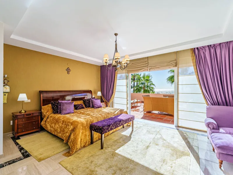 Spacious, flat plot with direct access to the sea (private gate), quiet, green area. On a plot of 2 residential 2-storey houses (the main house is 6 bedrooms, a large apartment for the servants, a garage for 2 cars, a kitchen, a dining room, a hall, 2 ter
