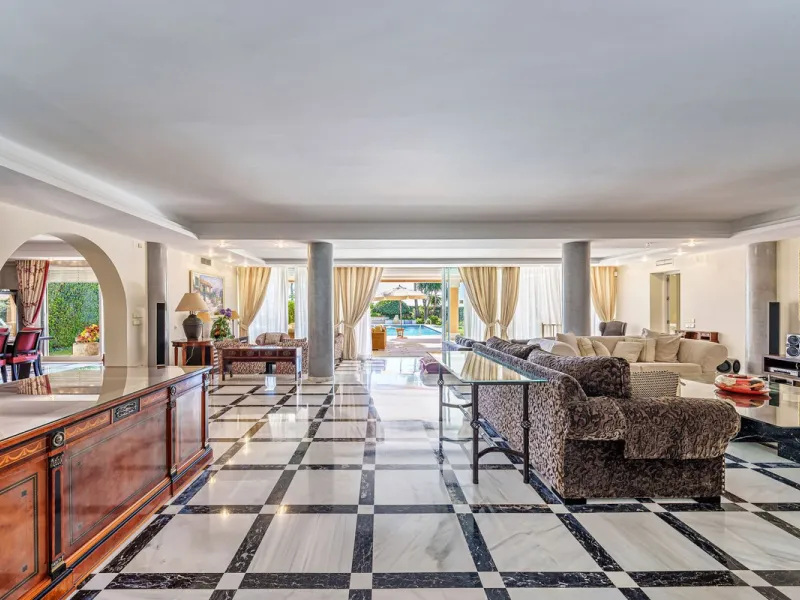 Spacious, flat plot with direct access to the sea (private gate), quiet, green area. On a plot of 2 residential 2-storey houses (the main house is 6 bedrooms, a large apartment for the servants, a garage for 2 cars, a kitchen, a dining room, a hall, 2 ter