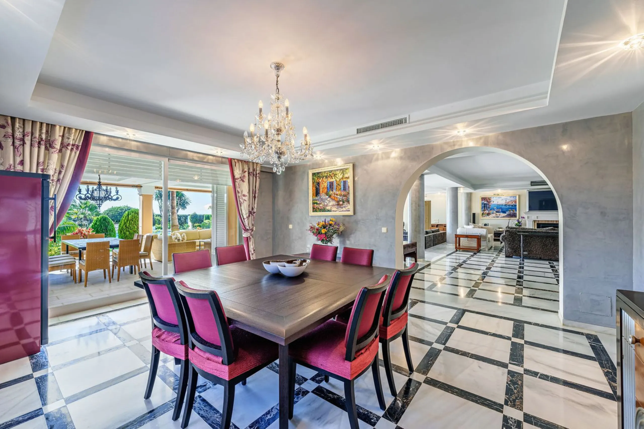 Spacious, flat plot with direct access to the sea (private gate), quiet, green area. On a plot of 2 residential 2-storey houses (the main house is 6 bedrooms, a large apartment for the servants, a garage for 2 cars, a kitchen, a dining room, a hall, 2 ter