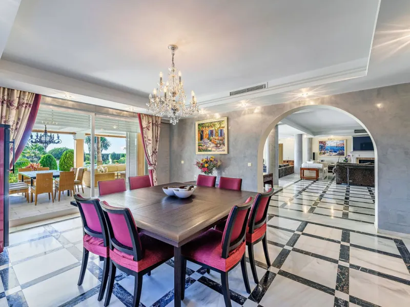 Spacious, flat plot with direct access to the sea (private gate), quiet, green area. On a plot of 2 residential 2-storey houses (the main house is 6 bedrooms, a large apartment for the servants, a garage for 2 cars, a kitchen, a dining room, a hall, 2 ter