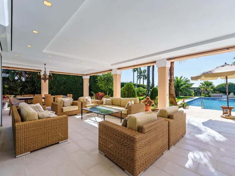 Spacious, flat plot with direct access to the sea (private gate), quiet, green area. On a plot of 2 residential 2-storey houses (the main house is 6 bedrooms, a large apartment for the servants, a garage for 2 cars, a kitchen, a dining room, a hall, 2 ter
