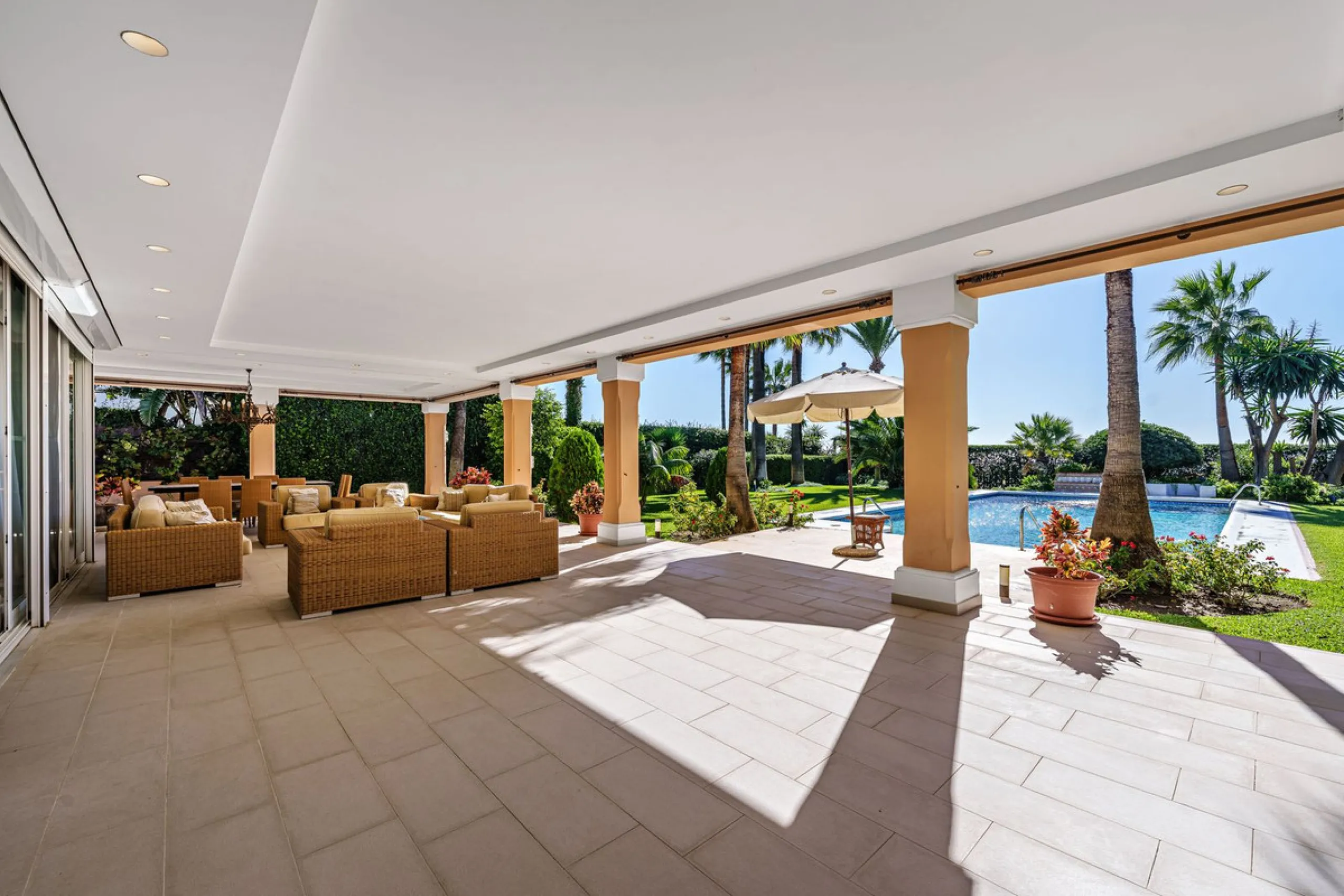 Spacious, flat plot with direct access to the sea (private gate), quiet, green area. On a plot of 2 residential 2-storey houses (the main house is 6 bedrooms, a large apartment for the servants, a garage for 2 cars, a kitchen, a dining room, a hall, 2 ter