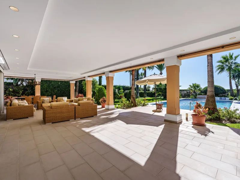 Spacious, flat plot with direct access to the sea (private gate), quiet, green area. On a plot of 2 residential 2-storey houses (the main house is 6 bedrooms, a large apartment for the servants, a garage for 2 cars, a kitchen, a dining room, a hall, 2 ter