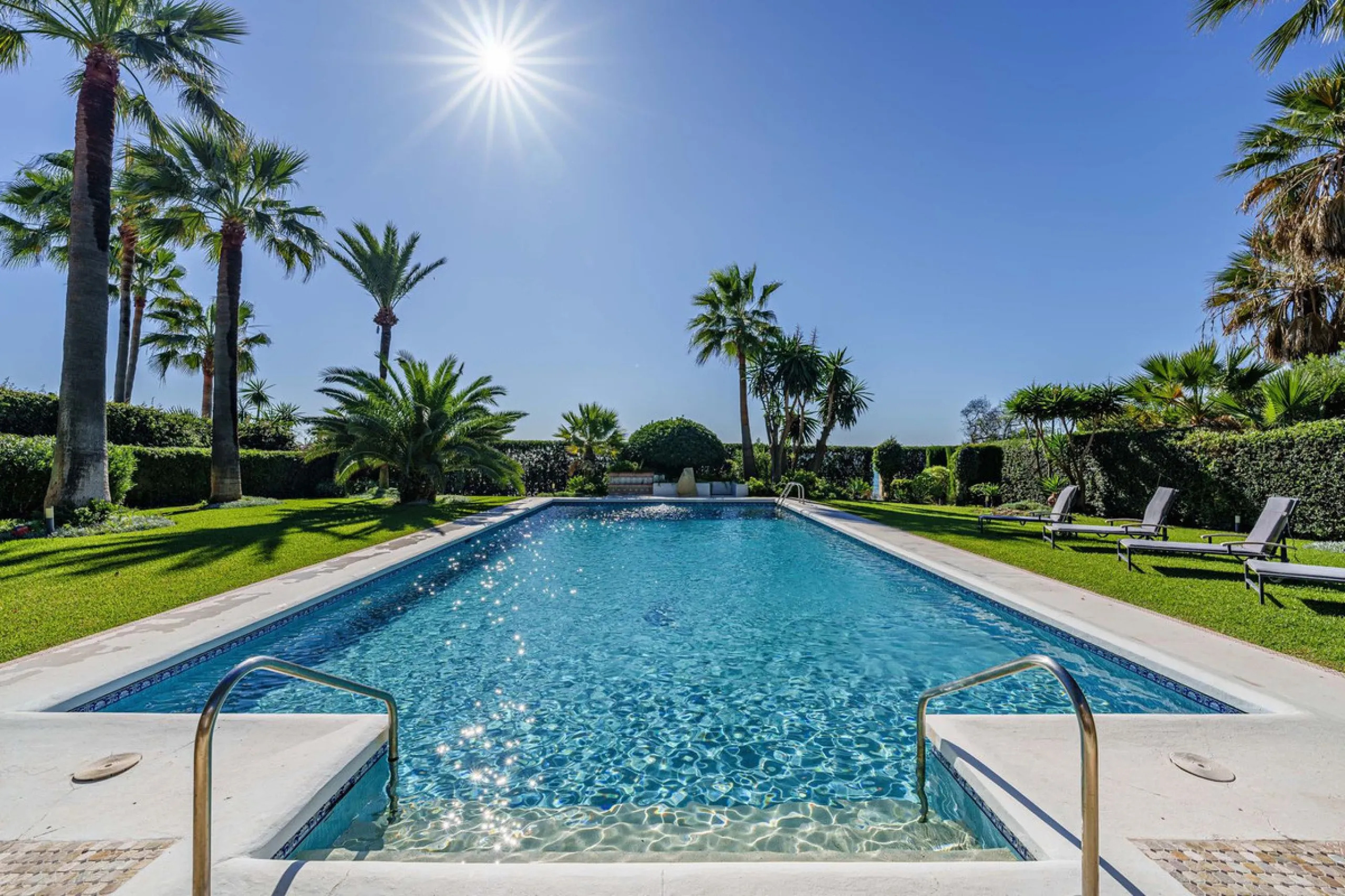 Spacious, flat plot with direct access to the sea (private gate), quiet, green area. On a plot of 2 residential 2-storey houses (the main house is 6 bedrooms, a large apartment for the servants, a garage for 2 cars, a kitchen, a dining room, a hall, 2 ter