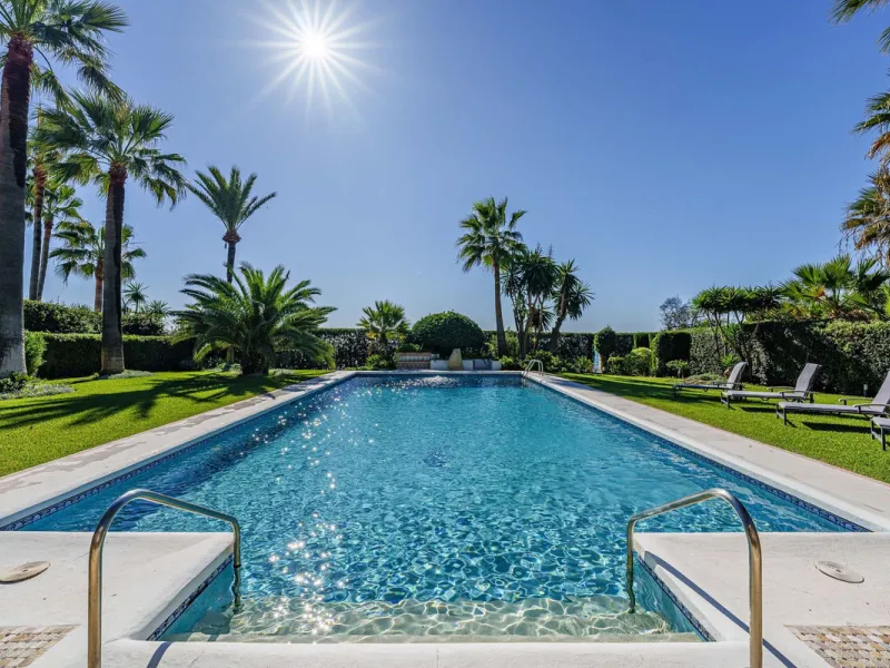 Spacious, flat plot with direct access to the sea (private gate), quiet, green area. On a plot of 2 residential 2-storey houses (the main house is 6 bedrooms, a large apartment for the servants, a garage for 2 cars, a kitchen, a dining room, a hall, 2 ter