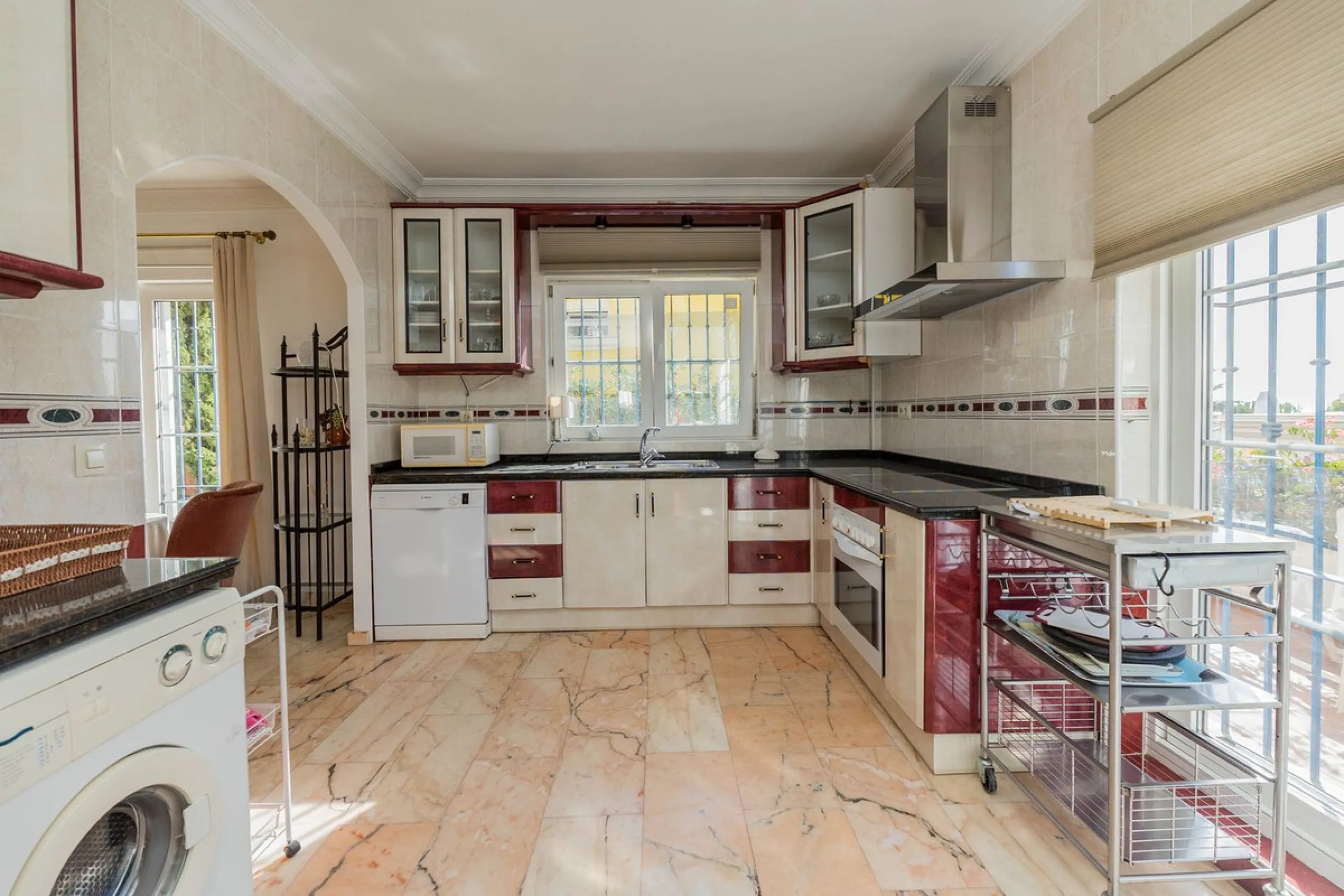 This villa is located in an elevated and quiet residential area of Fuengirola, offering completely open views towards Sohail Castle, the sea and the surrounding mountains. The position and orientation of the property provide excellent natural light and a 