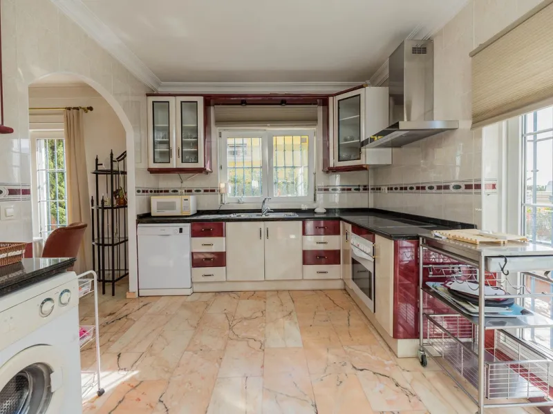 This villa is located in an elevated and quiet residential area of Fuengirola, offering completely open views towards Sohail Castle, the sea and the surrounding mountains. The position and orientation of the property provide excellent natural light and a 