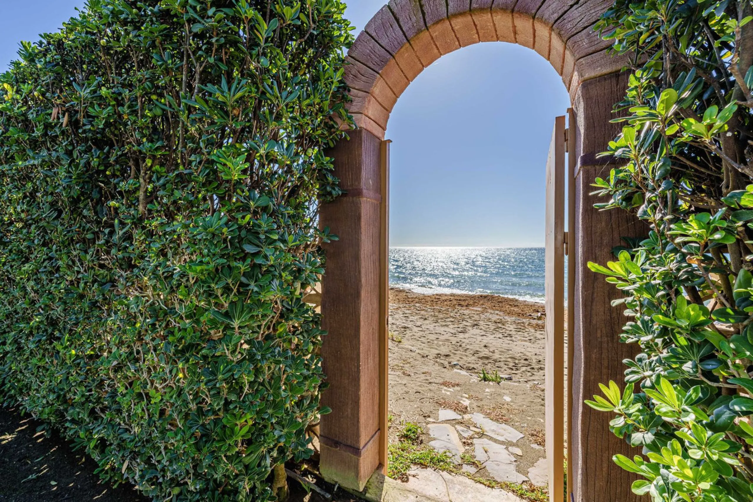 Spacious, flat plot with direct access to the sea (private gate), quiet, green area. On a plot of 2 residential 2-storey houses (the main house is 6 bedrooms, a large apartment for the servants, a garage for 2 cars, a kitchen, a dining room, a hall, 2 ter
