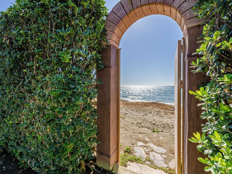 Spacious, flat plot with direct access to the sea (private gate), quiet, green area. On a plot of 2 residential 2-storey houses (the main house is 6 bedrooms, a large apartment for the servants, a garage for 2 cars, a kitchen, a dining room, a hall, 2 ter