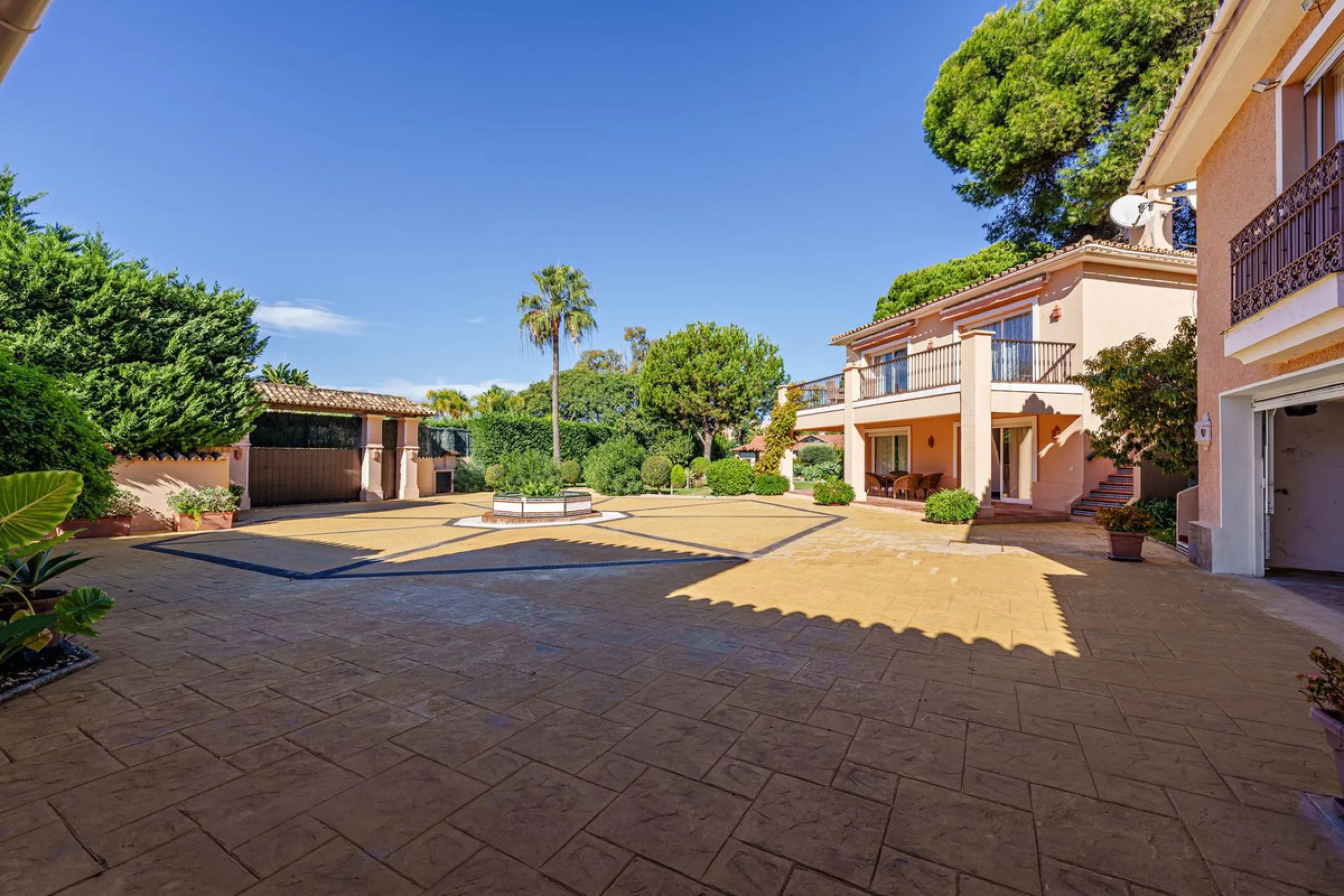 Spacious, flat plot with direct access to the sea (private gate), quiet, green area. On a plot of 2 residential 2-storey houses (the main house is 6 bedrooms, a large apartment for the servants, a garage for 2 cars, a kitchen, a dining room, a hall, 2 ter