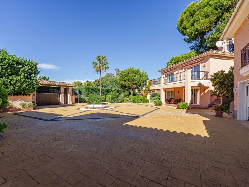 Spacious, flat plot with direct access to the sea (private gate), quiet, green area. On a plot of 2 residential 2-storey houses (the main house is 6 bedrooms, a large apartment for the servants, a garage for 2 cars, a kitchen, a dining room, a hall, 2 ter