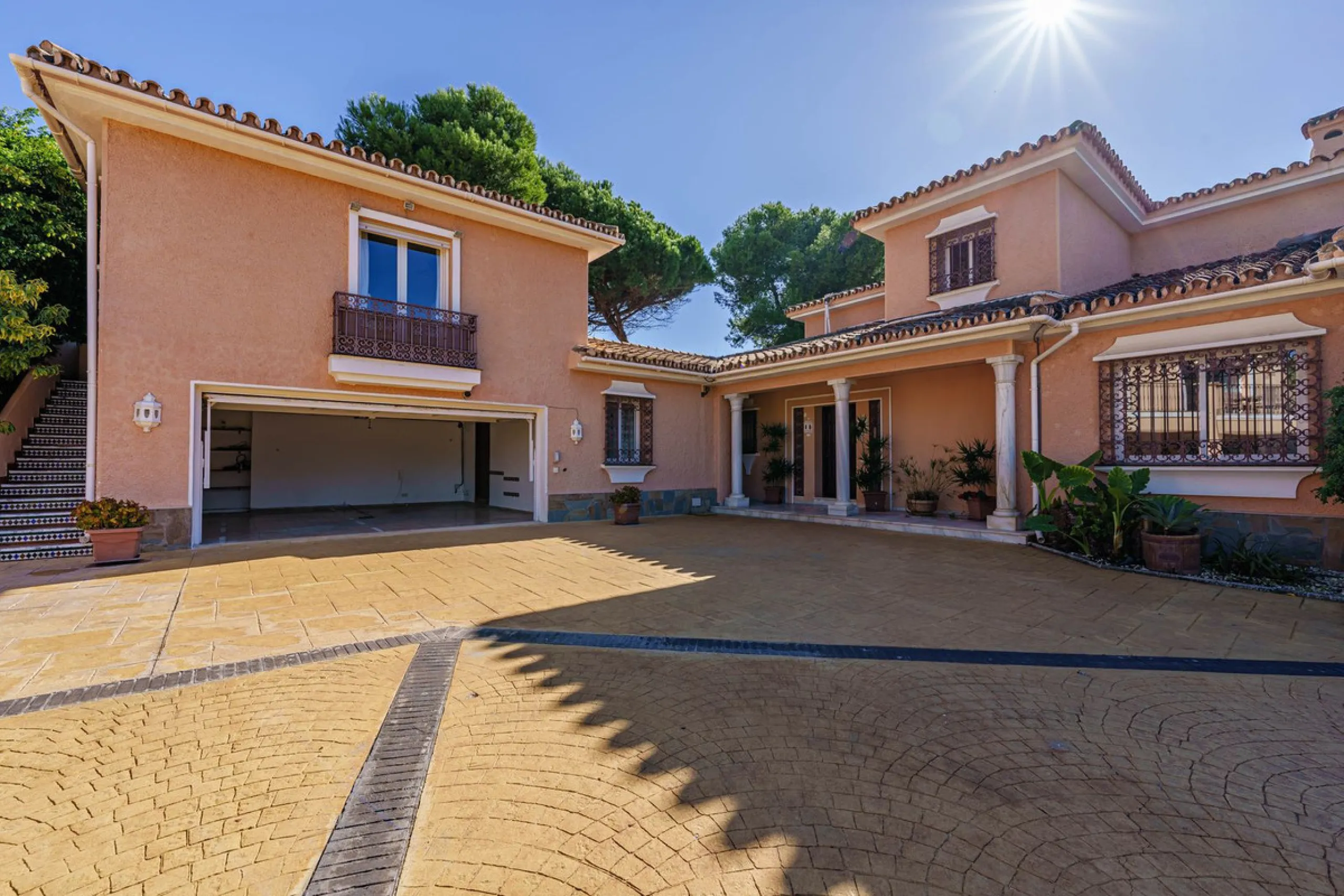 Spacious, flat plot with direct access to the sea (private gate), quiet, green area. On a plot of 2 residential 2-storey houses (the main house is 6 bedrooms, a large apartment for the servants, a garage for 2 cars, a kitchen, a dining room, a hall, 2 ter