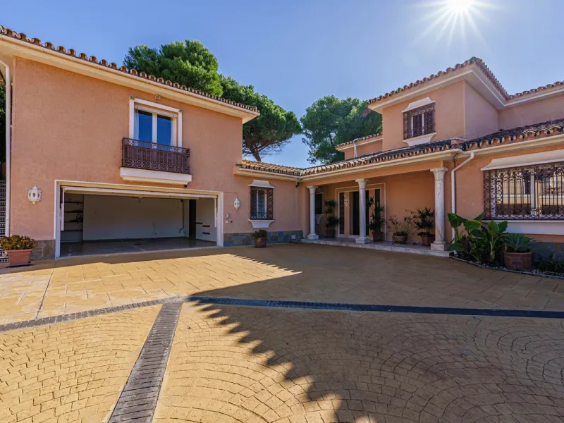 Spacious, flat plot with direct access to the sea (private gate), quiet, green area. On a plot of 2 residential 2-storey houses (the main house is 6 bedrooms, a large apartment for the servants, a garage for 2 cars, a kitchen, a dining room, a hall, 2 ter