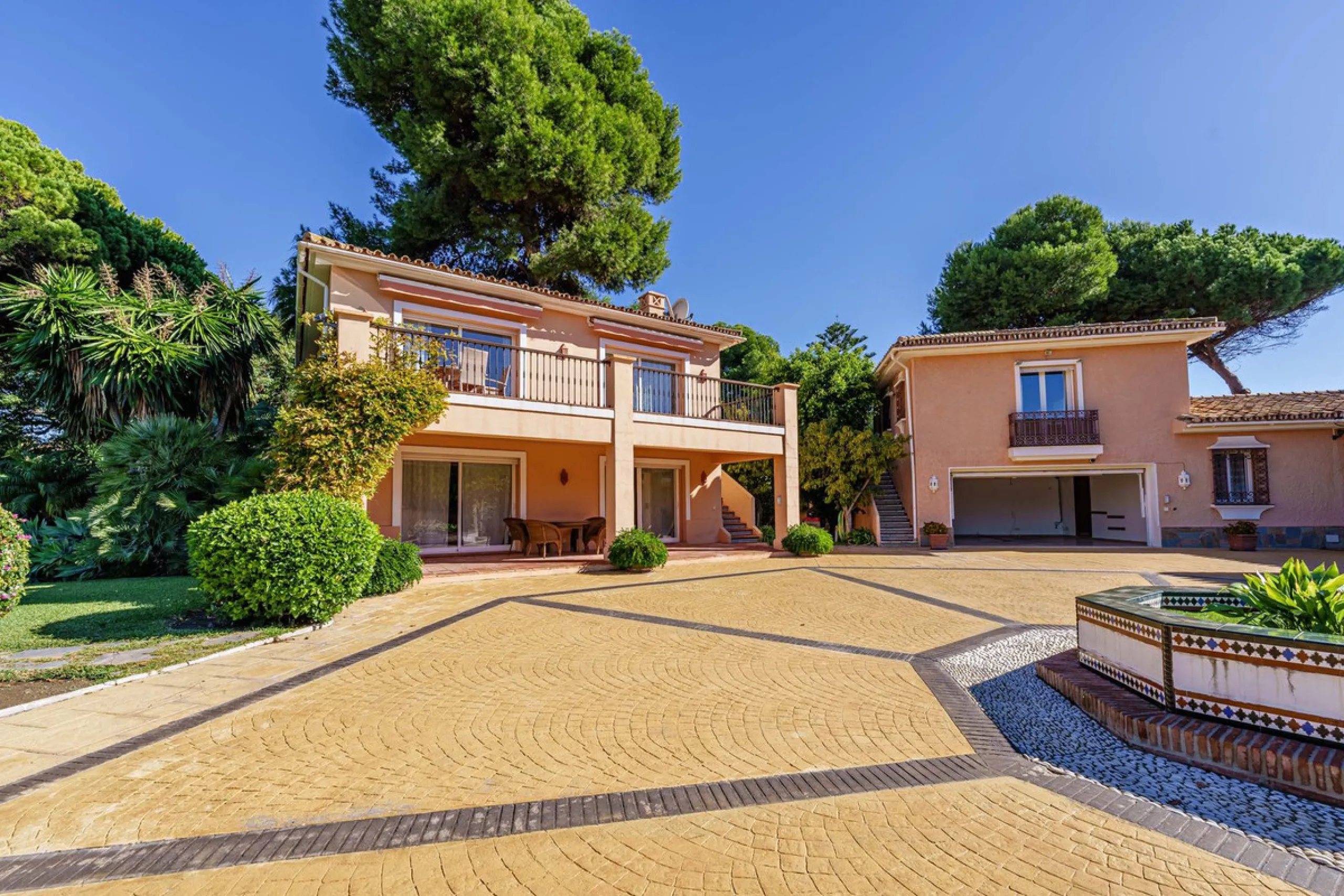 Spacious, flat plot with direct access to the sea (private gate), quiet, green area. On a plot of 2 residential 2-storey houses (the main house is 6 bedrooms, a large apartment for the servants, a garage for 2 cars, a kitchen, a dining room, a hall, 2 ter