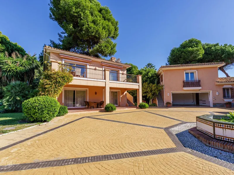 Spacious, flat plot with direct access to the sea (private gate), quiet, green area. On a plot of 2 residential 2-storey houses (the main house is 6 bedrooms, a large apartment for the servants, a garage for 2 cars, a kitchen, a dining room, a hall, 2 ter