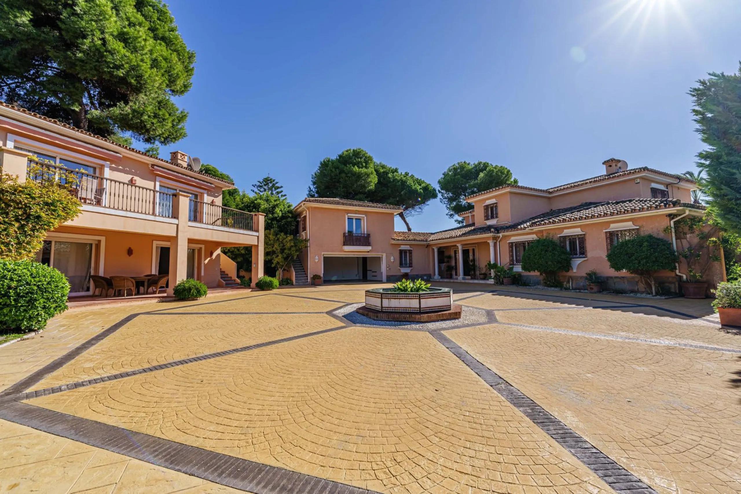 Spacious, flat plot with direct access to the sea (private gate), quiet, green area. On a plot of 2 residential 2-storey houses (the main house is 6 bedrooms, a large apartment for the servants, a garage for 2 cars, a kitchen, a dining room, a hall, 2 ter