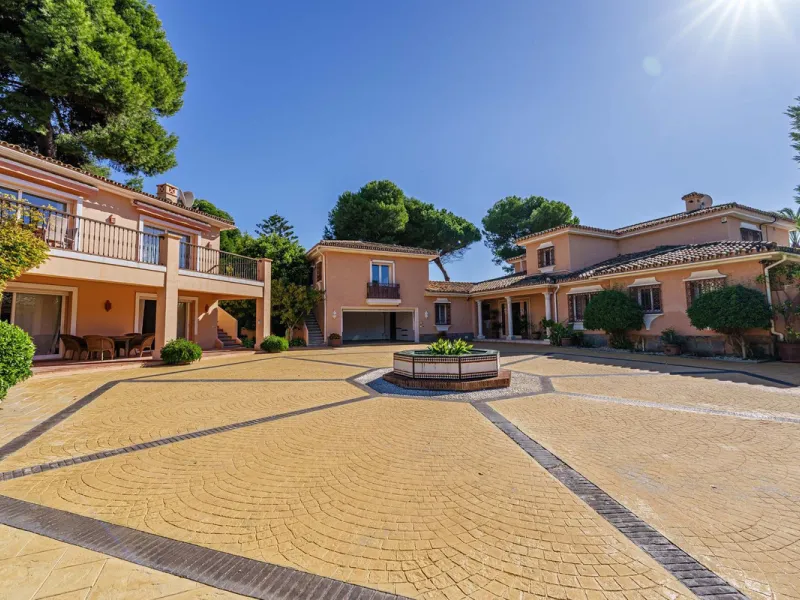 Spacious, flat plot with direct access to the sea (private gate), quiet, green area. On a plot of 2 residential 2-storey houses (the main house is 6 bedrooms, a large apartment for the servants, a garage for 2 cars, a kitchen, a dining room, a hall, 2 ter