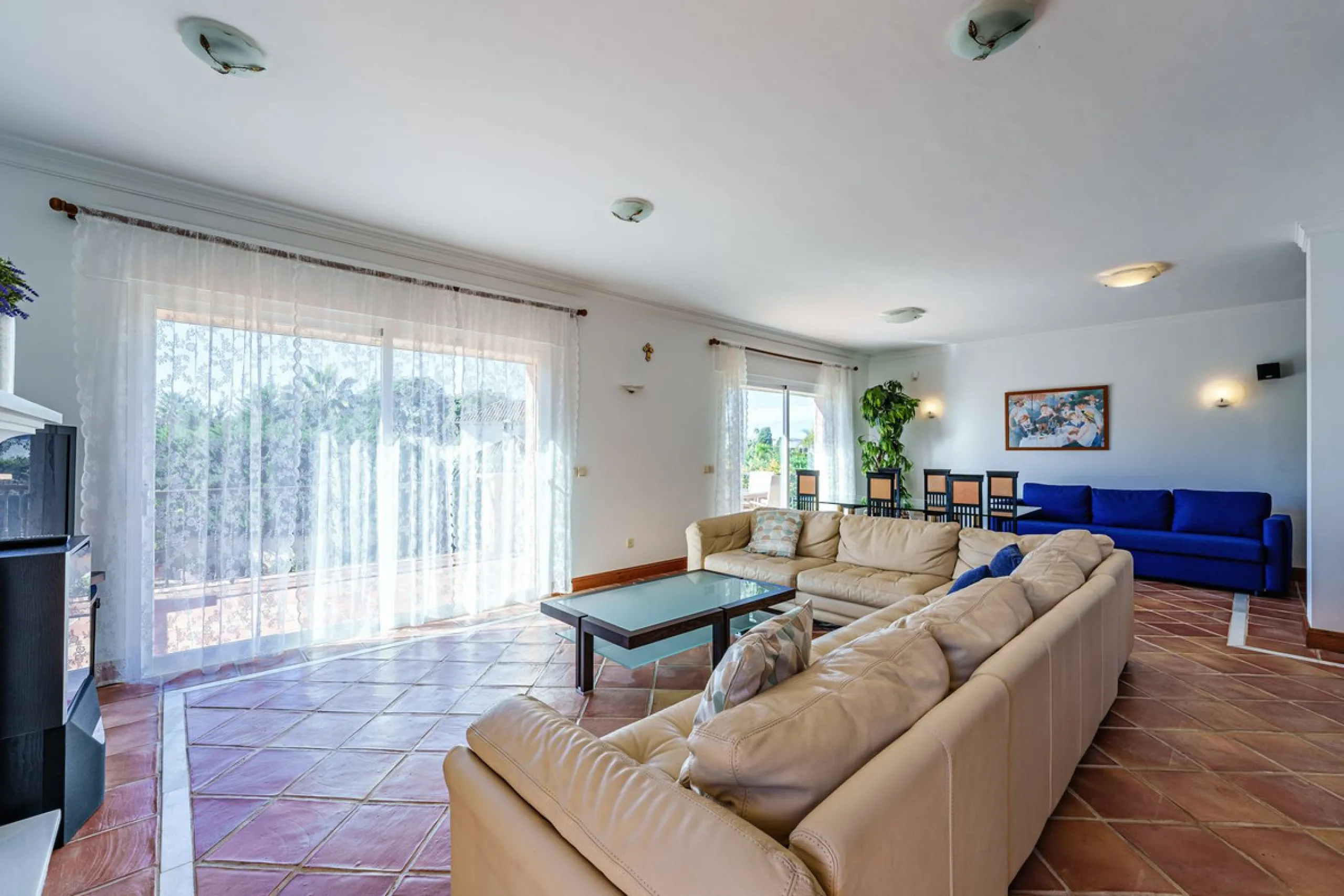 Spacious, flat plot with direct access to the sea (private gate), quiet, green area. On a plot of 2 residential 2-storey houses (the main house is 6 bedrooms, a large apartment for the servants, a garage for 2 cars, a kitchen, a dining room, a hall, 2 ter