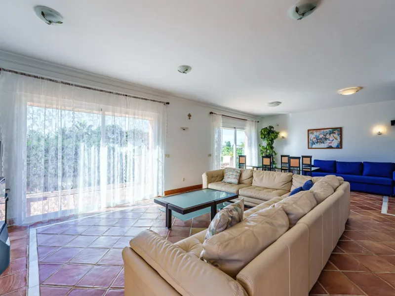 Spacious, flat plot with direct access to the sea (private gate), quiet, green area. On a plot of 2 residential 2-storey houses (the main house is 6 bedrooms, a large apartment for the servants, a garage for 2 cars, a kitchen, a dining room, a hall, 2 ter