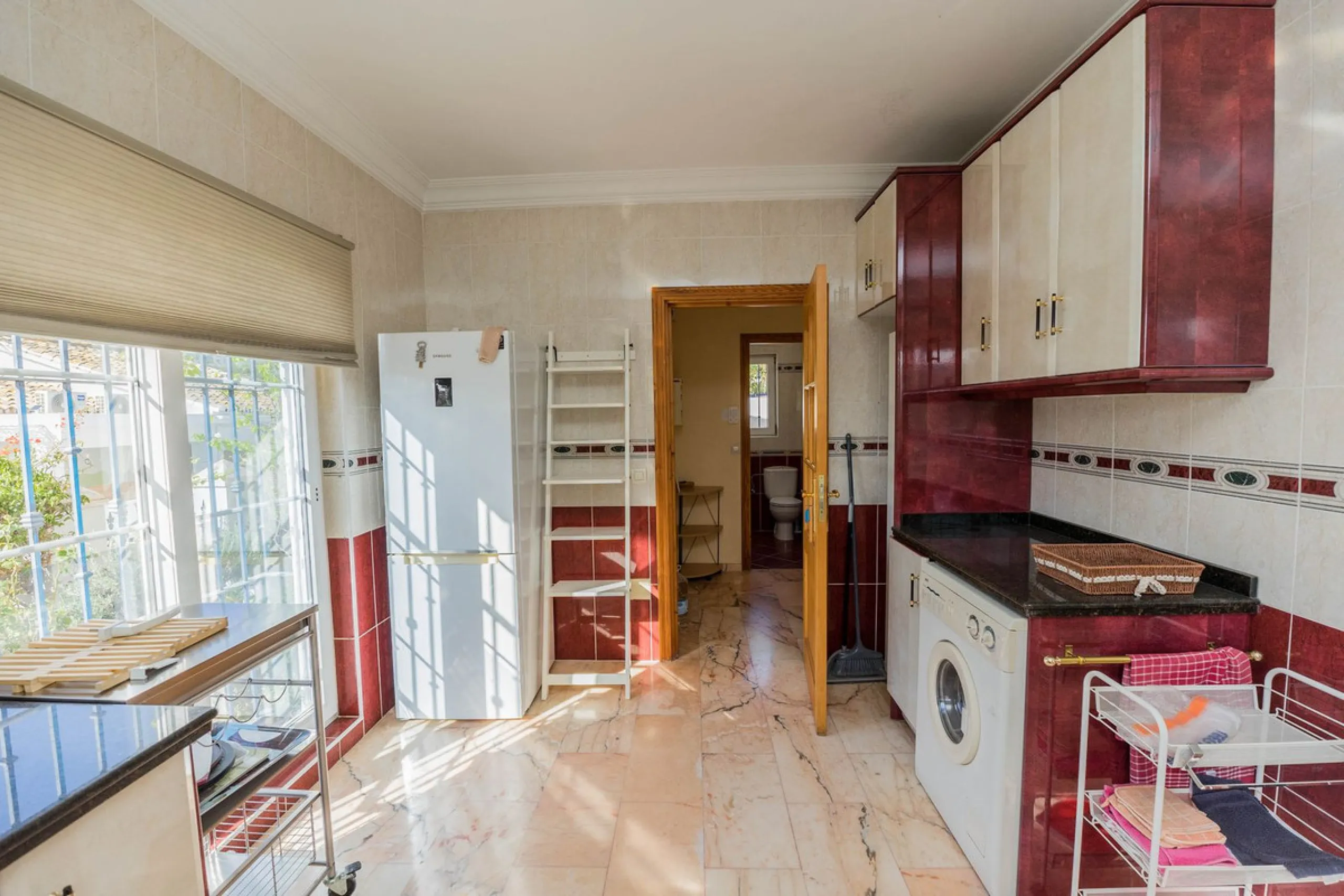 This villa is located in an elevated and quiet residential area of Fuengirola, offering completely open views towards Sohail Castle, the sea and the surrounding mountains. The position and orientation of the property provide excellent natural light and a 