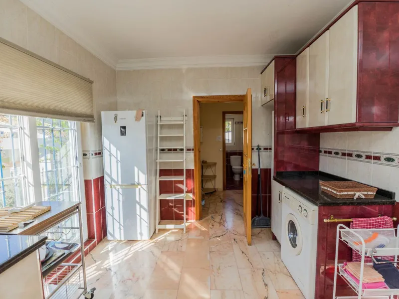This villa is located in an elevated and quiet residential area of Fuengirola, offering completely open views towards Sohail Castle, the sea and the surrounding mountains. The position and orientation of the property provide excellent natural light and a 