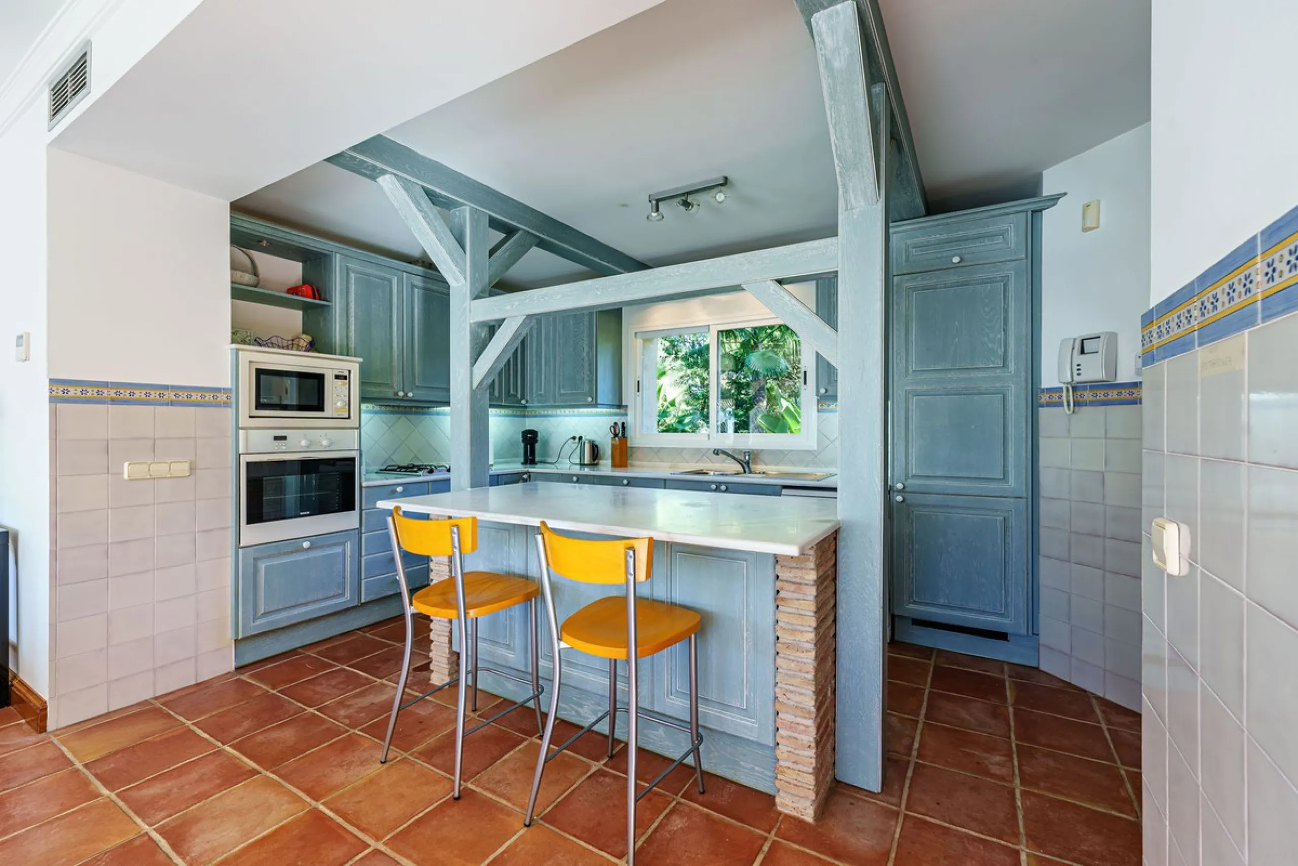 Spacious, flat plot with direct access to the sea (private gate), quiet, green area. On a plot of 2 residential 2-storey houses (the main house is 6 bedrooms, a large apartment for the servants, a garage for 2 cars, a kitchen, a dining room, a hall, 2 ter