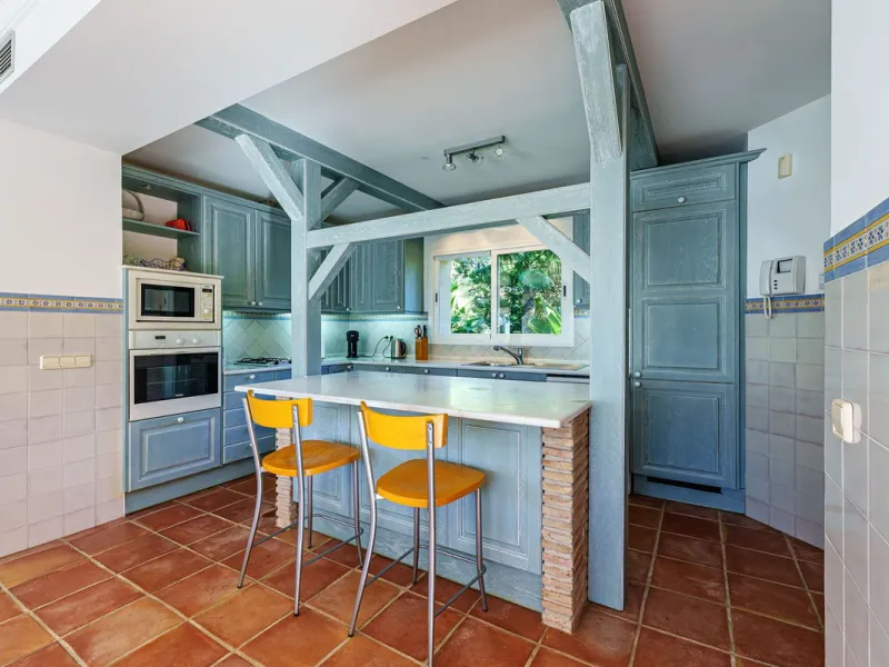 Spacious, flat plot with direct access to the sea (private gate), quiet, green area. On a plot of 2 residential 2-storey houses (the main house is 6 bedrooms, a large apartment for the servants, a garage for 2 cars, a kitchen, a dining room, a hall, 2 ter