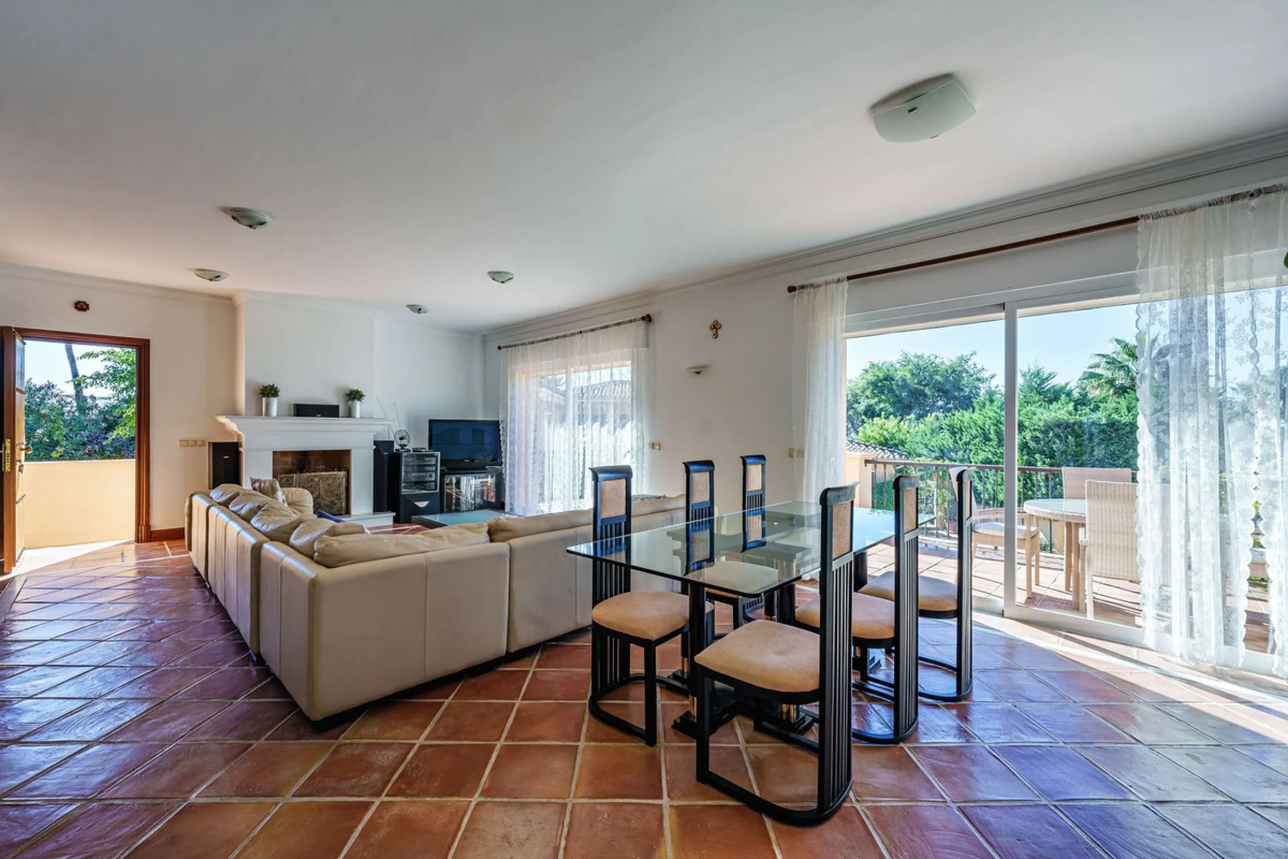 Spacious, flat plot with direct access to the sea (private gate), quiet, green area. On a plot of 2 residential 2-storey houses (the main house is 6 bedrooms, a large apartment for the servants, a garage for 2 cars, a kitchen, a dining room, a hall, 2 ter